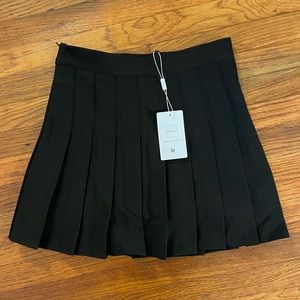 NEW WITH TAGS - 90’s - 00’s - Y2K - BLACK pleated schoolgirl skirt - trendy